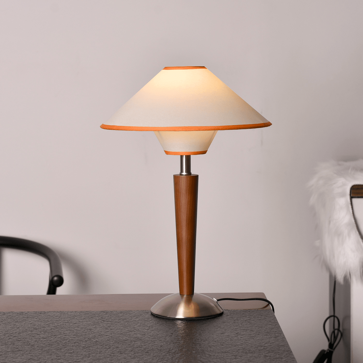 Roka lámpara de mesa Talonwood