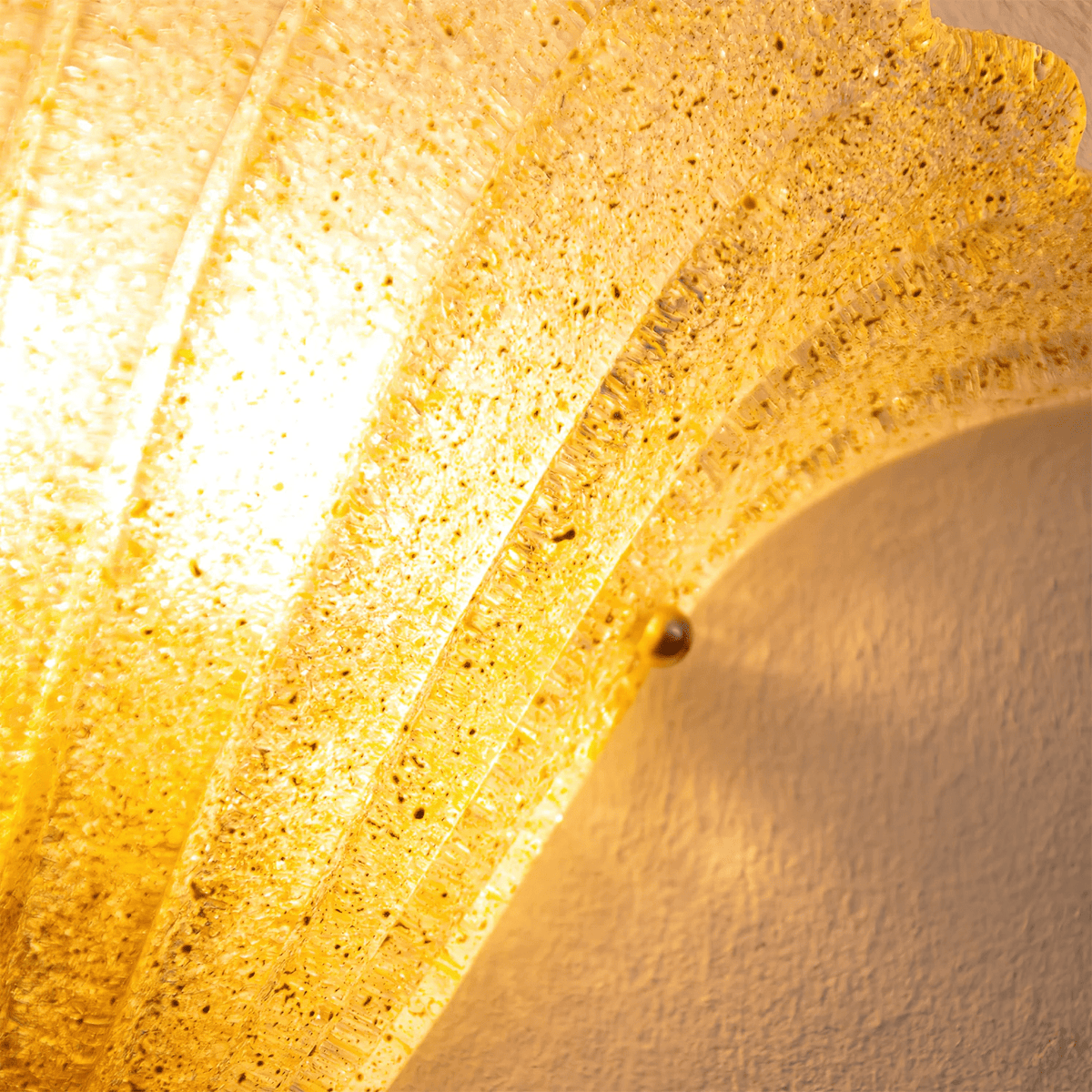 Celoeria aplique de pared con borde en escama y vidrio texturizado elegante