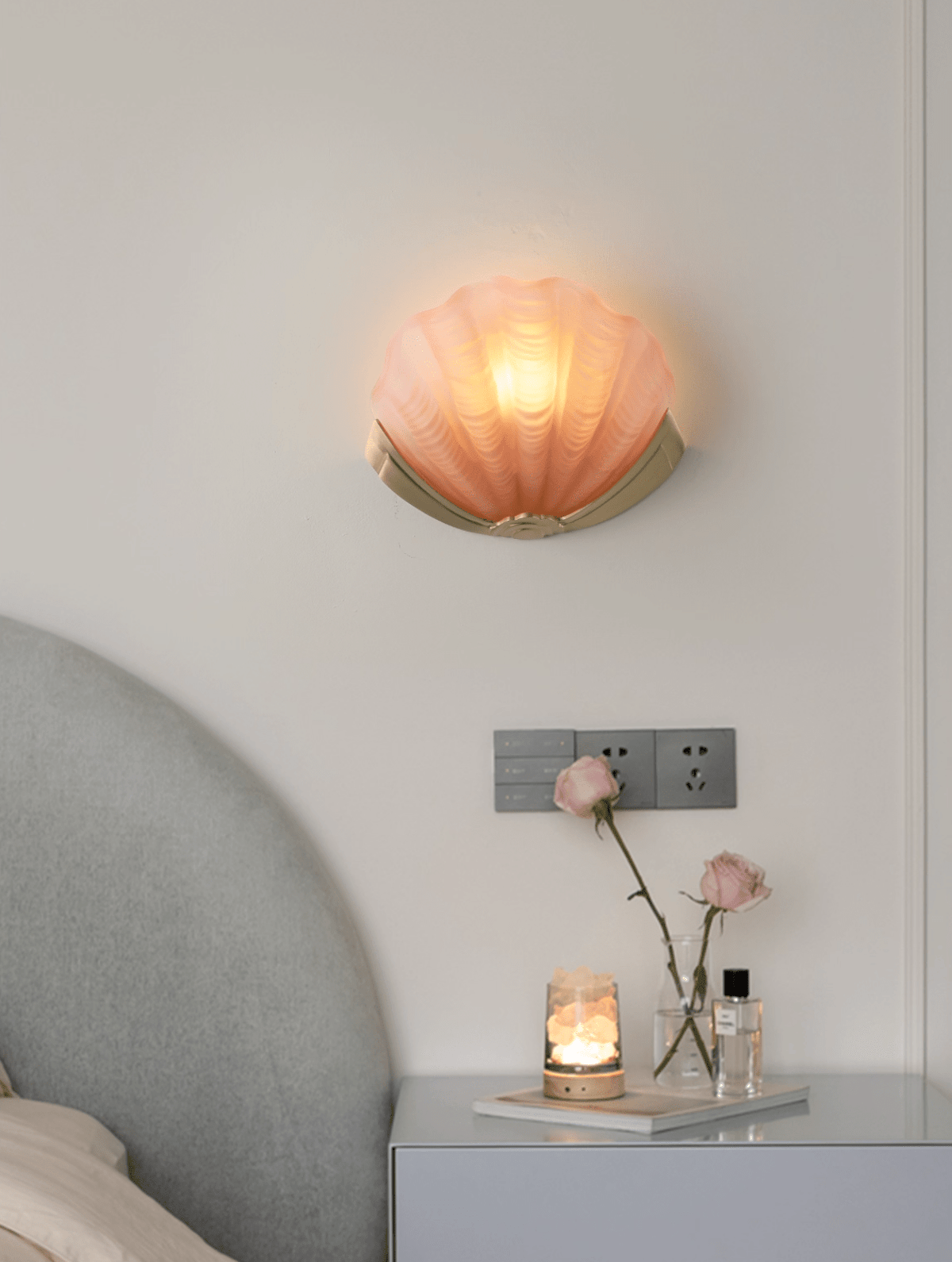 Nico aplique de pared Art Deco con pantalla de vidrio esmerilado en forma de escama
