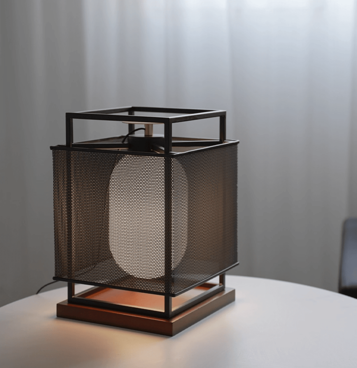 Bravik lámpara de mesa