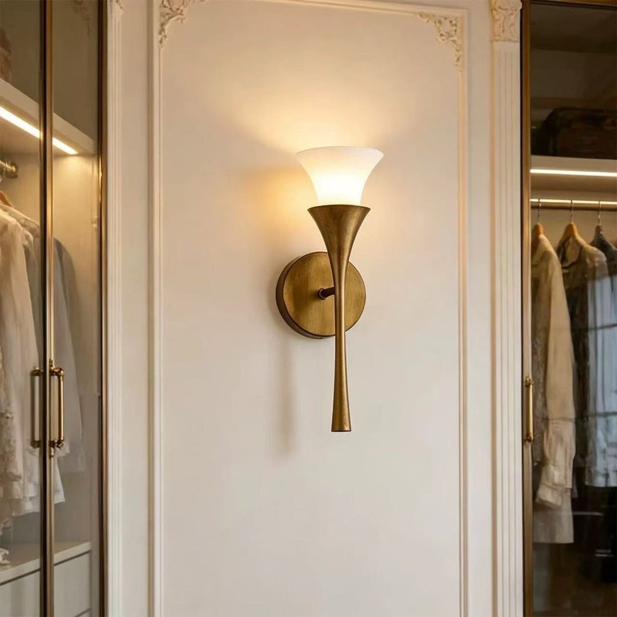 Solalette aplique de pared de latón con doble cúpula
