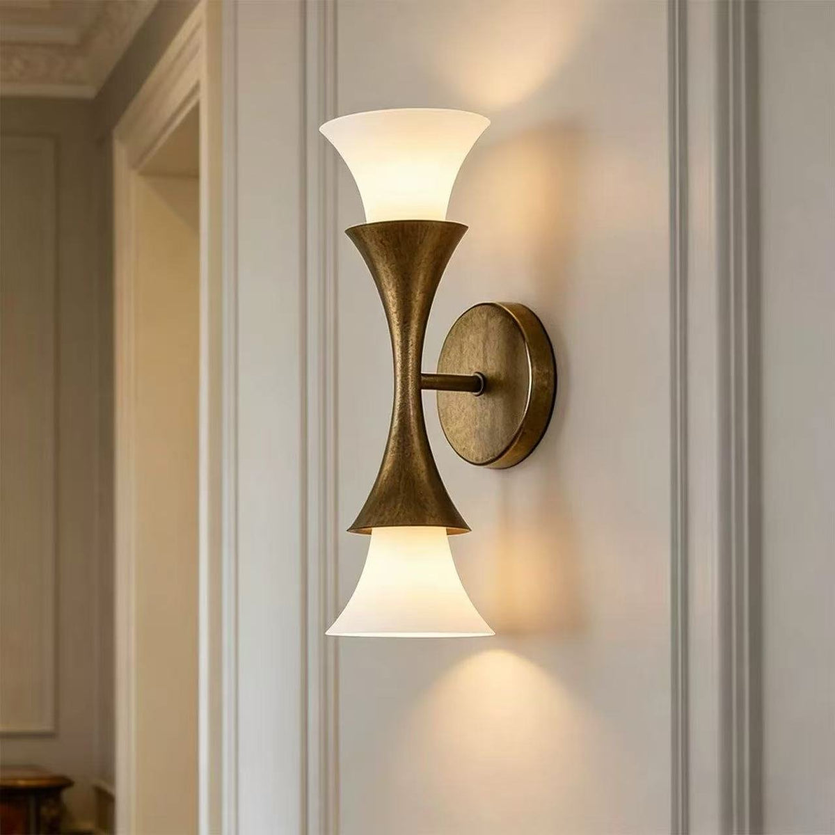 Solalette aplique de pared de latón con doble cúpula