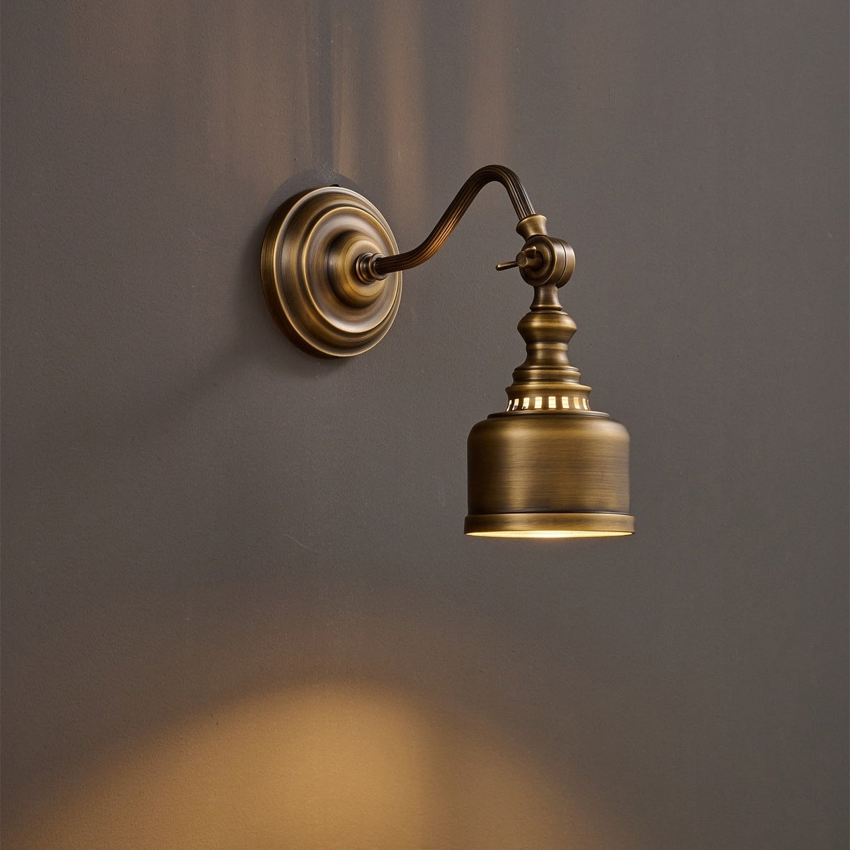 Orelelenne aplique de pared Gooseneck