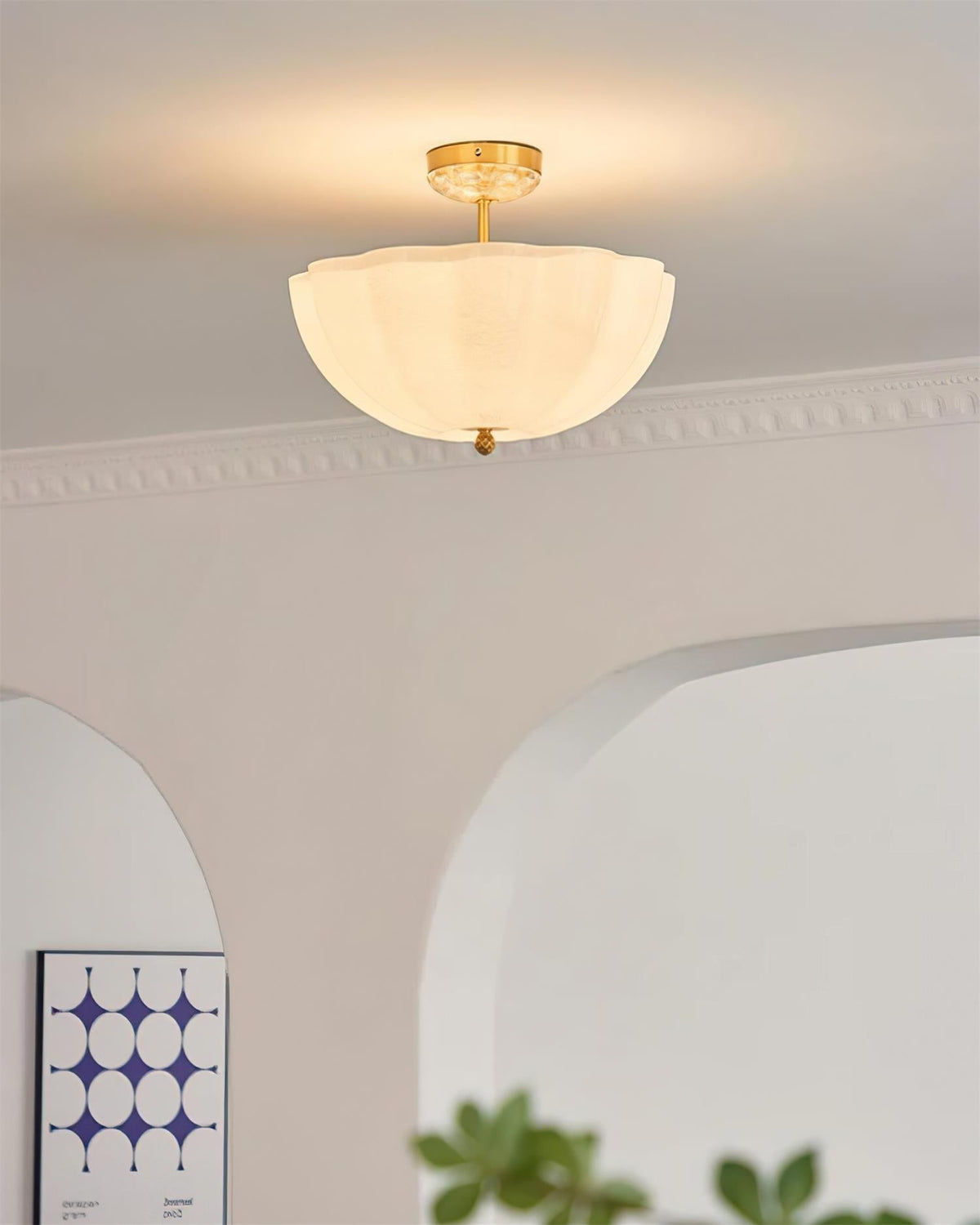 Cava lámpara de techo en latón y vidrio con elegante silueta de pétalo moderna