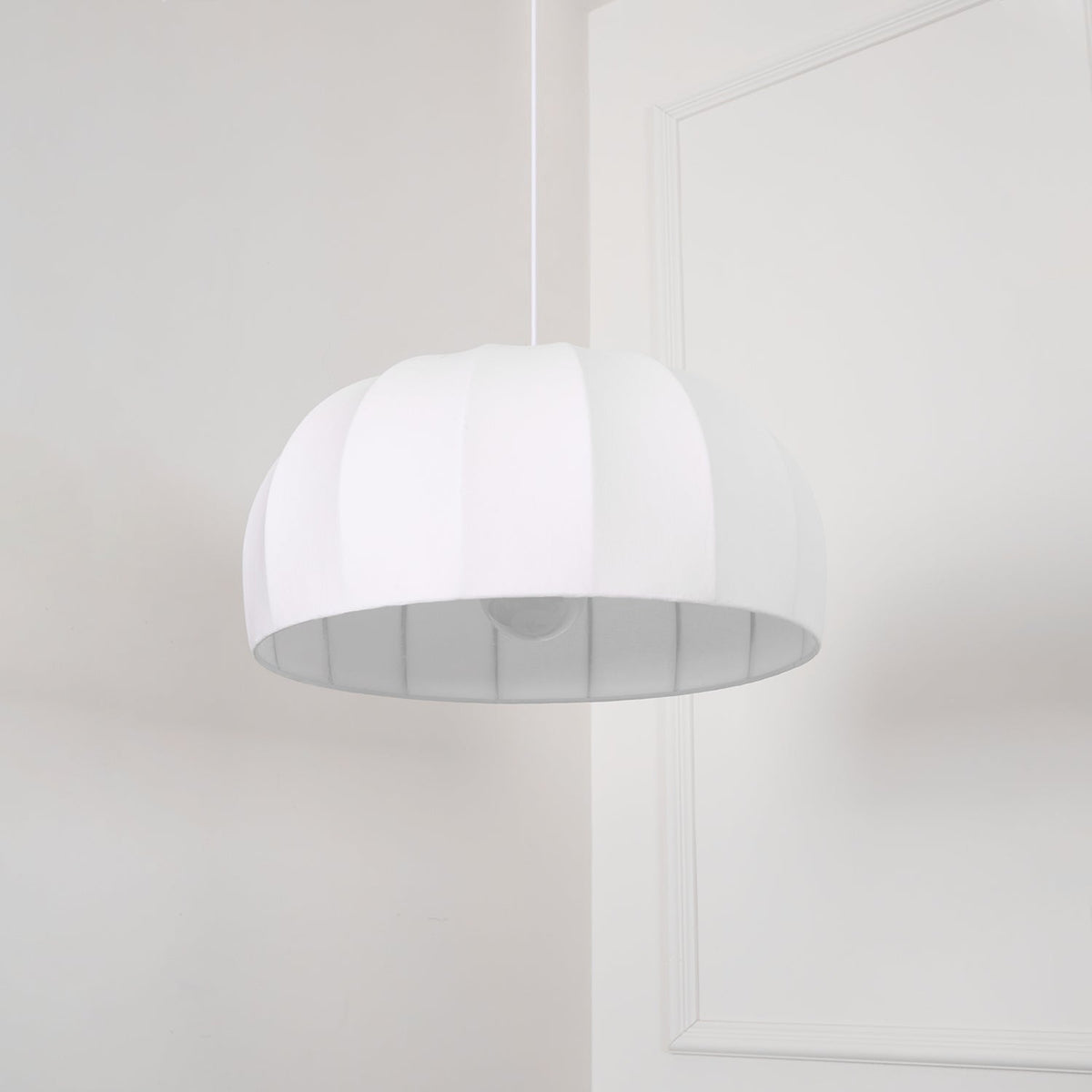 Fioeina lámpara colgante con cúpula de tela blanca