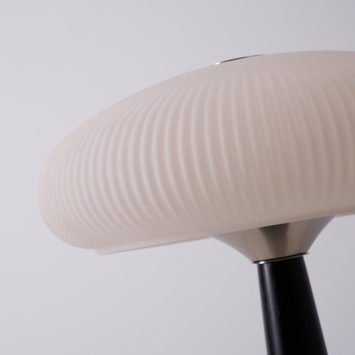 Lámpara de mesa minimalista de madera resplandor