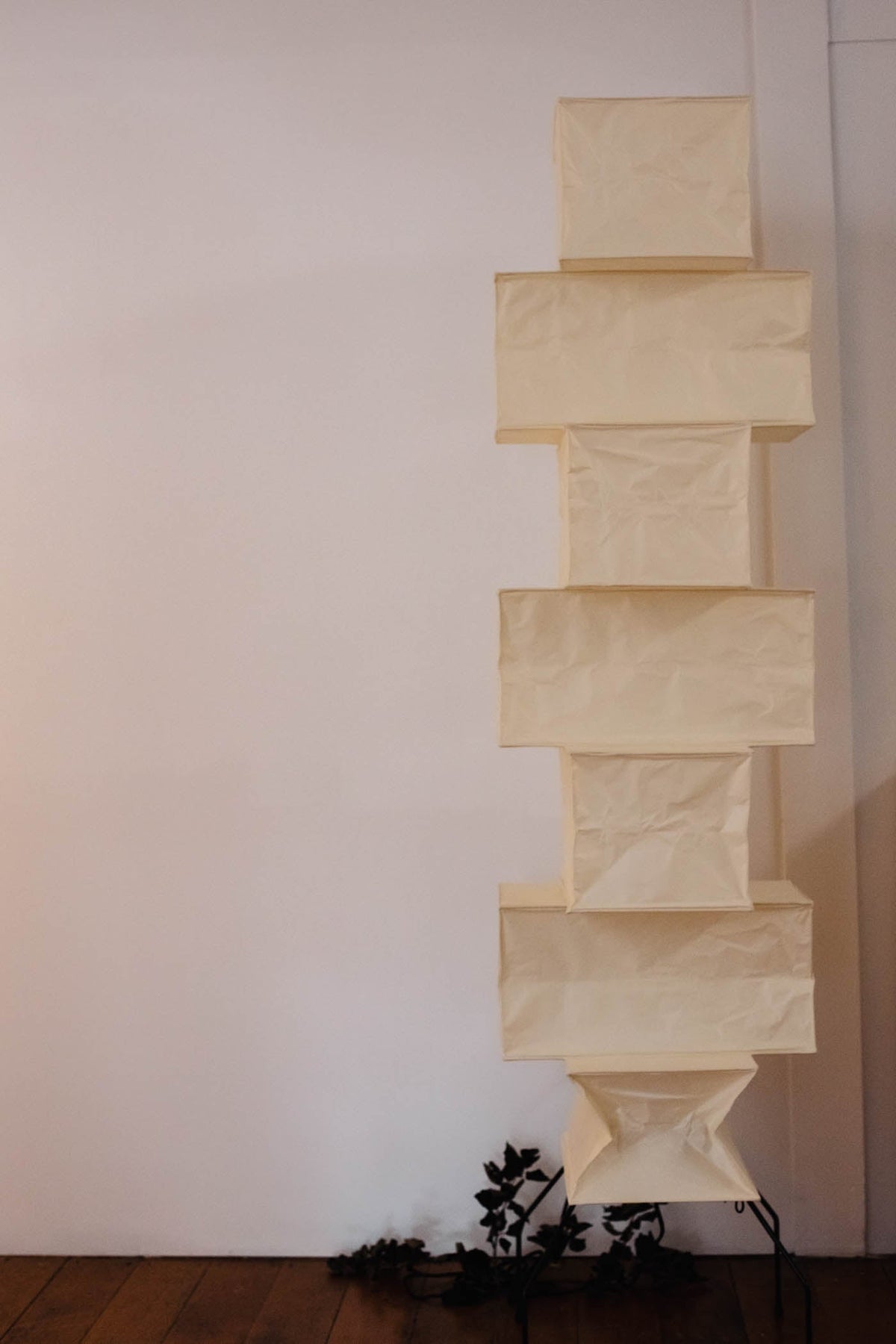 Avara lámpara de pie de papel