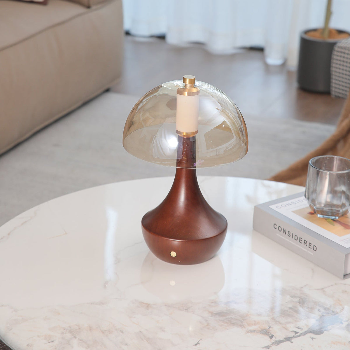 Aurae lámpara de mesa moderna de madera y vidrio