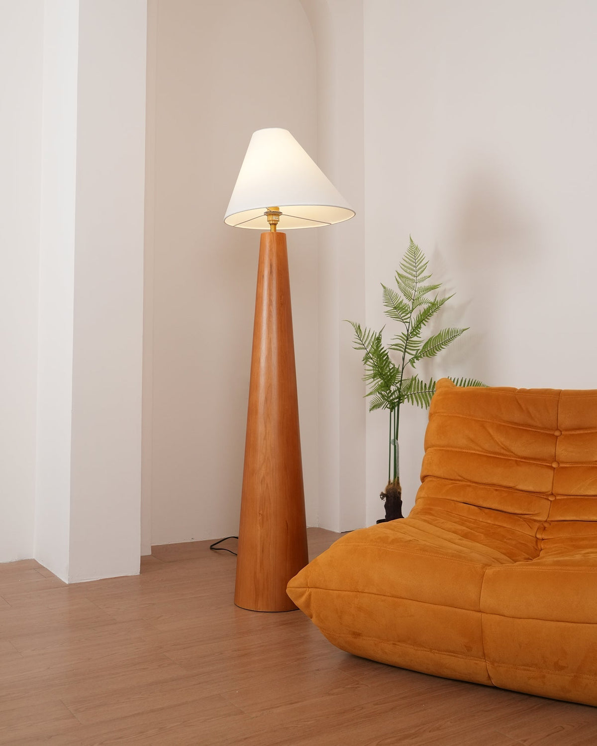 Pinnacle lámpara de pie minimalista de madera