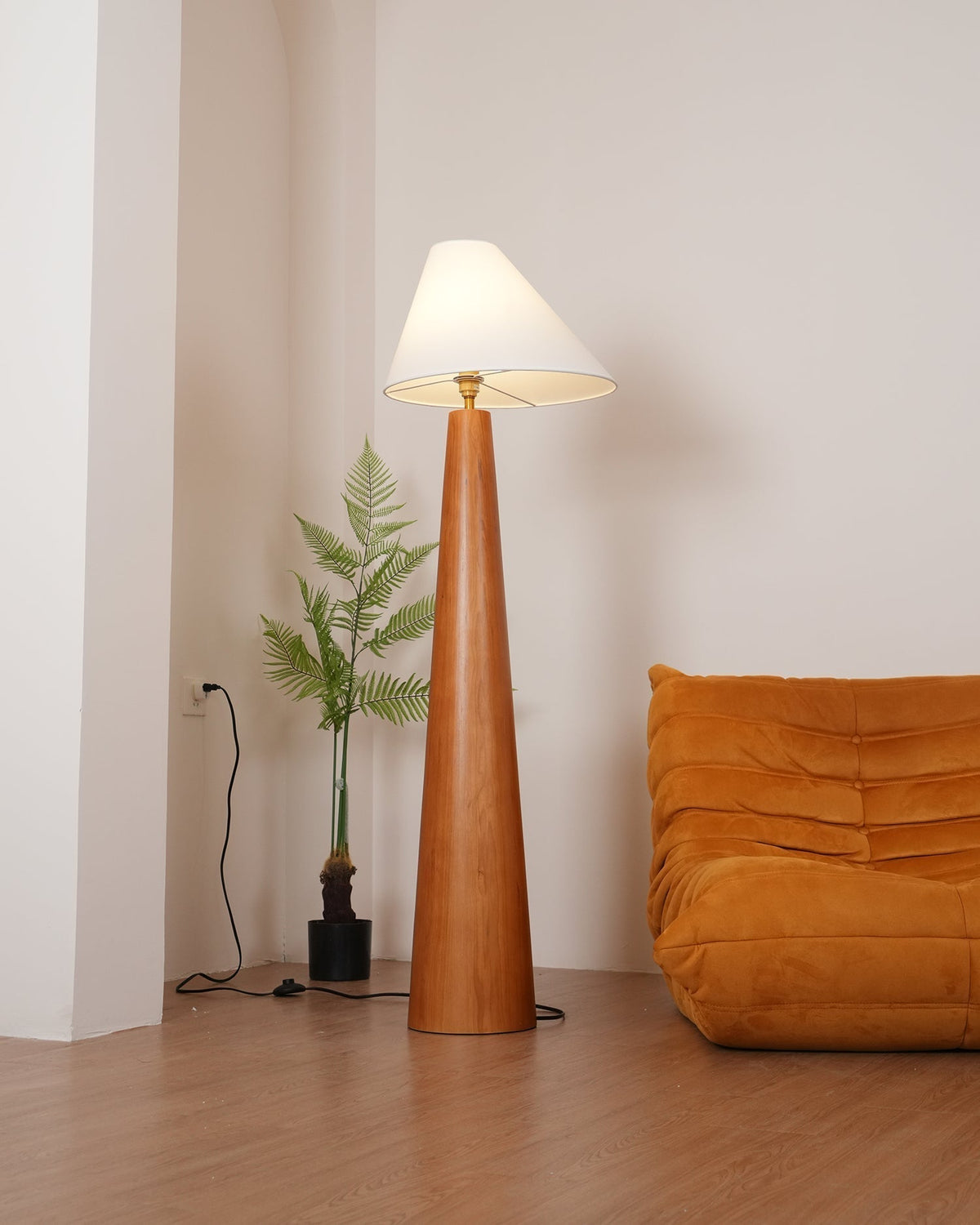 Pinnacle lámpara de pie minimalista de madera