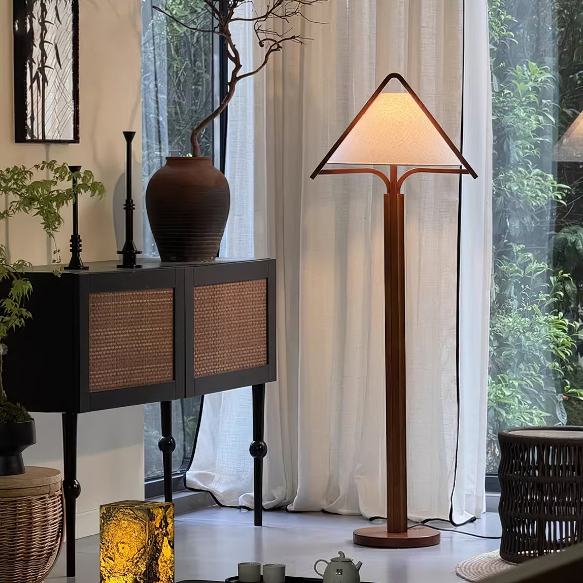 Ersolan lámpara de pie triangular de madera y tejido