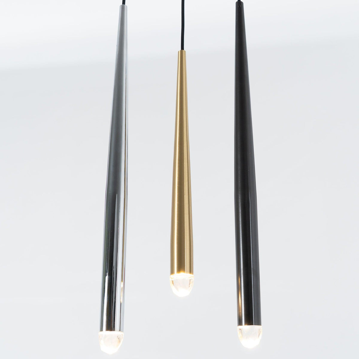 Lámpara de araña minimalista con sombras de cristal y latón pulido
