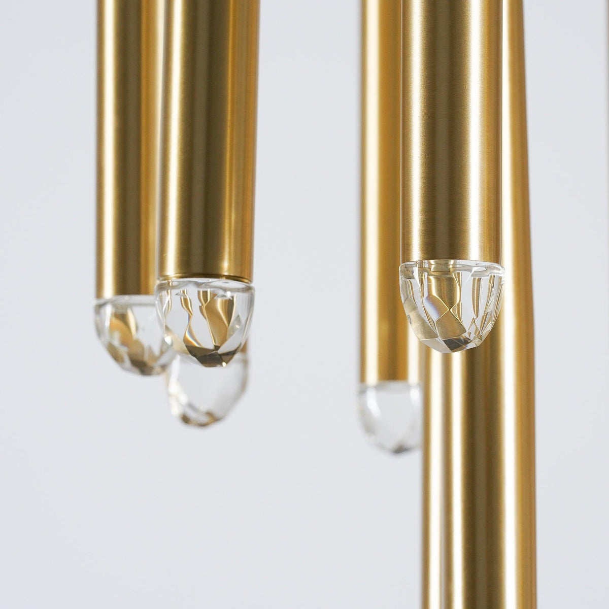 Lámpara de araña minimalista con sombras de cristal y latón pulido