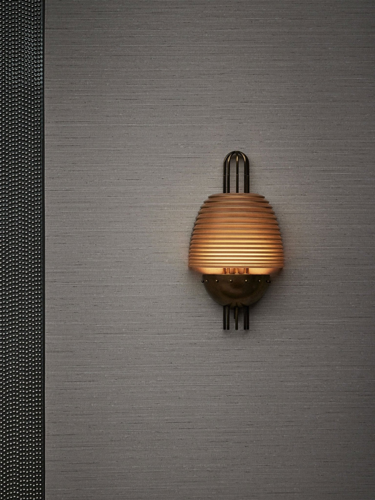 Brys aplique de pared industrial con textura en latón