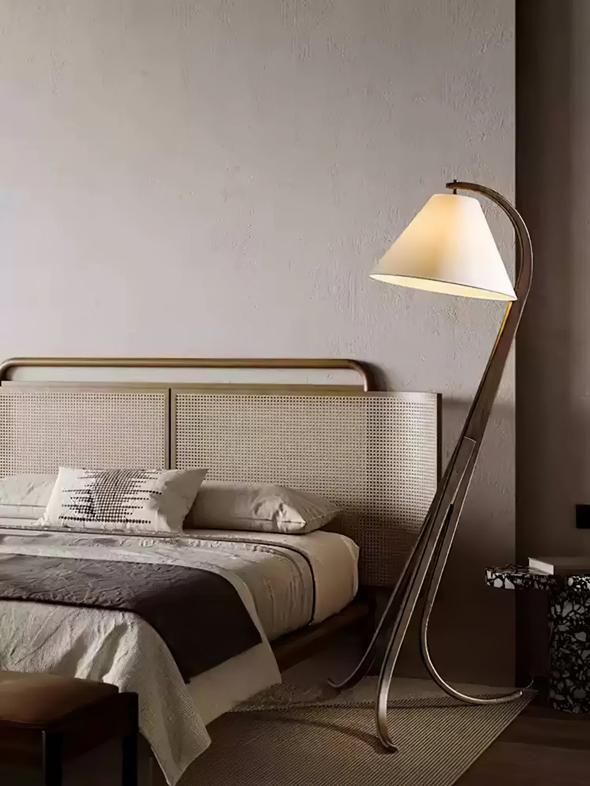 Udorila lámpara de pie curva de madera