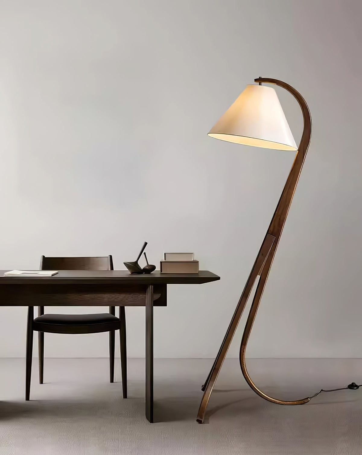 Udorila lámpara de pie curva de madera