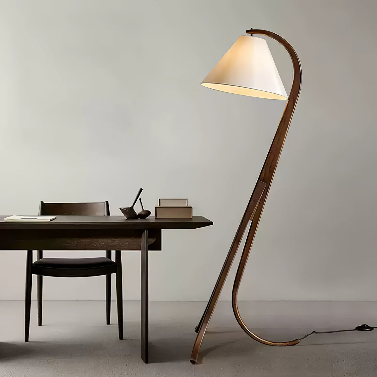 Udorila lámpara de pie curva de madera