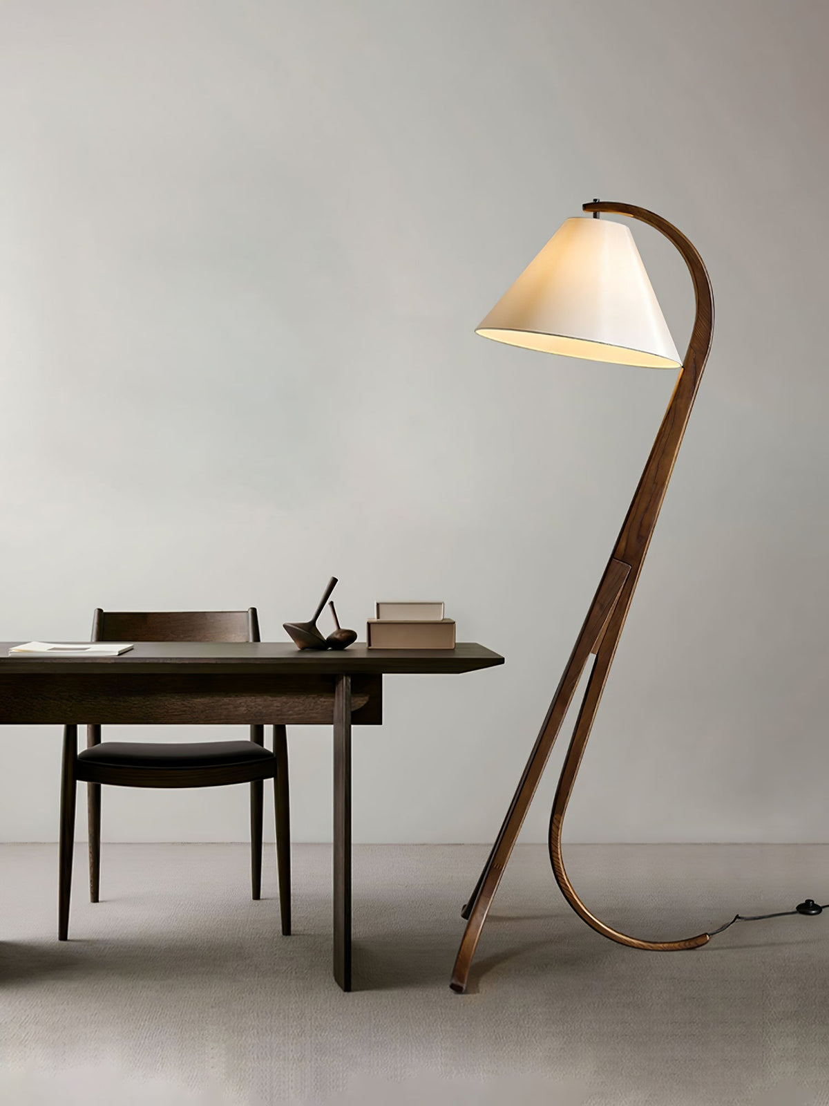 Udorila lámpara de pie curva de madera