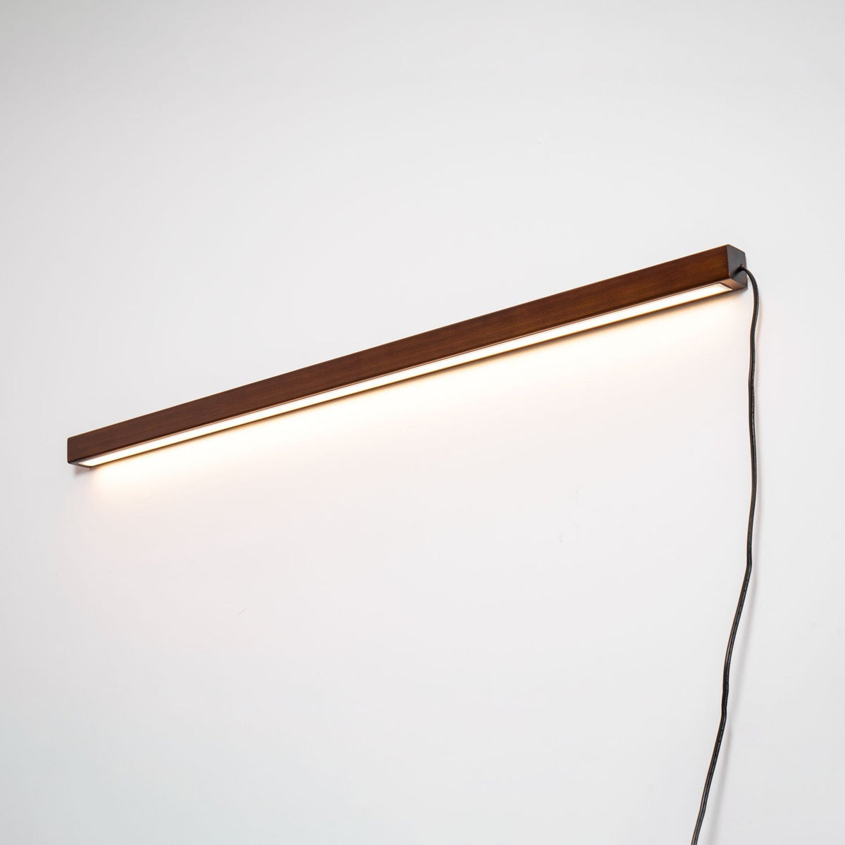 Bryf aplique de pared lineal de madera con enchufe enchufable