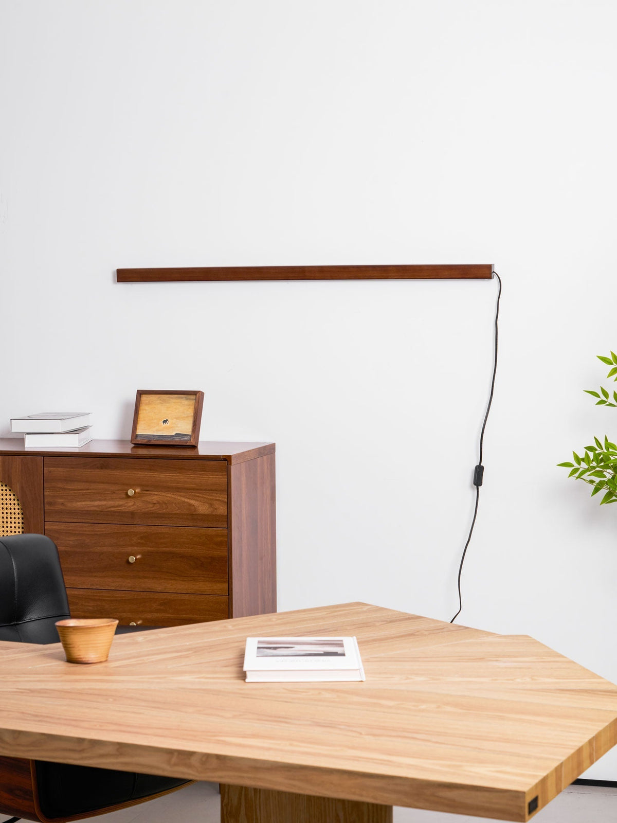 Bryf aplique de pared lineal de madera con enchufe enchufable