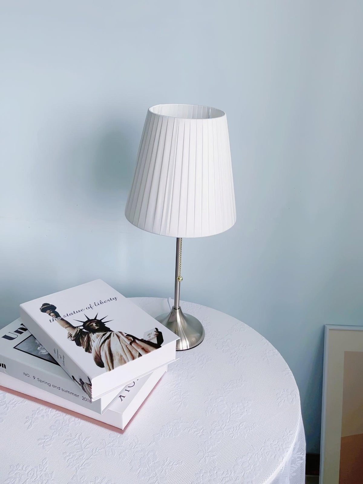 Simplicity lámpara de mesa con pantalla de tejido plisado