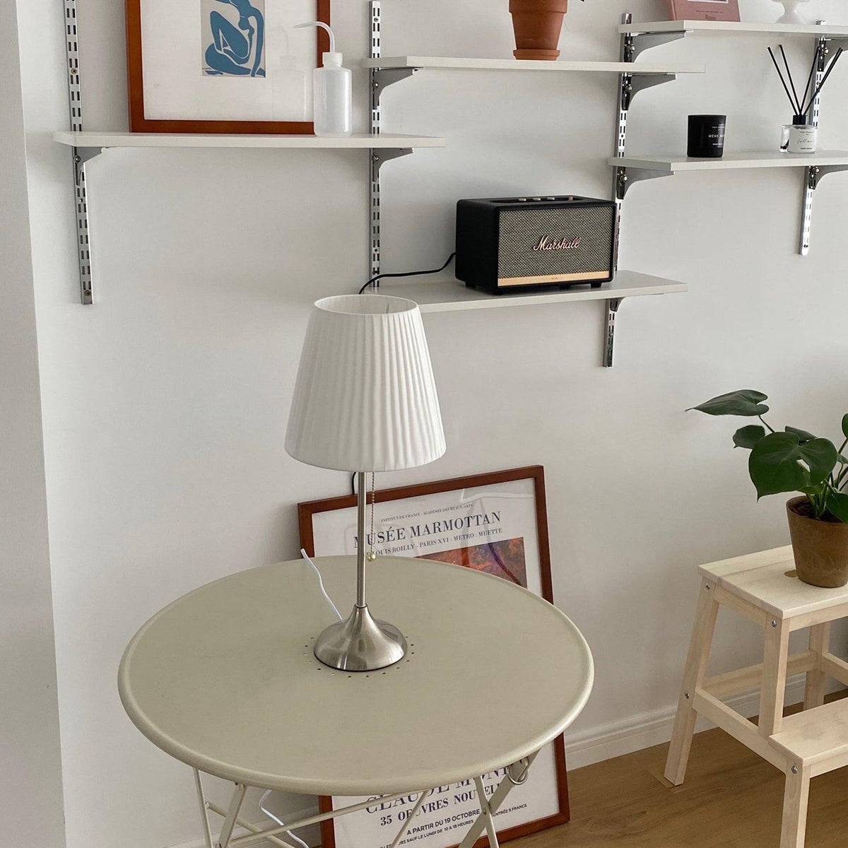 Simplicity lámpara de mesa con pantalla de tejido plisado