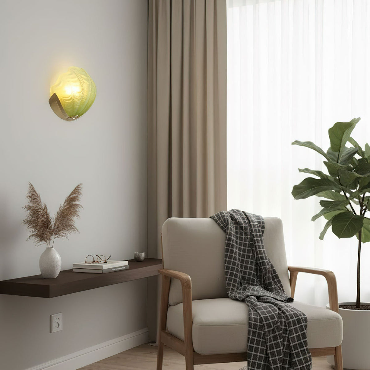 Nico aplique de pared Art Deco con pantalla de vidrio esmerilado en forma de escama