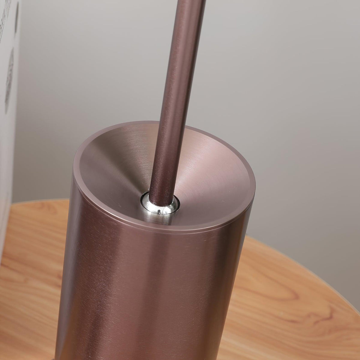 Feralielle lámpara de mesa minimalista de acero