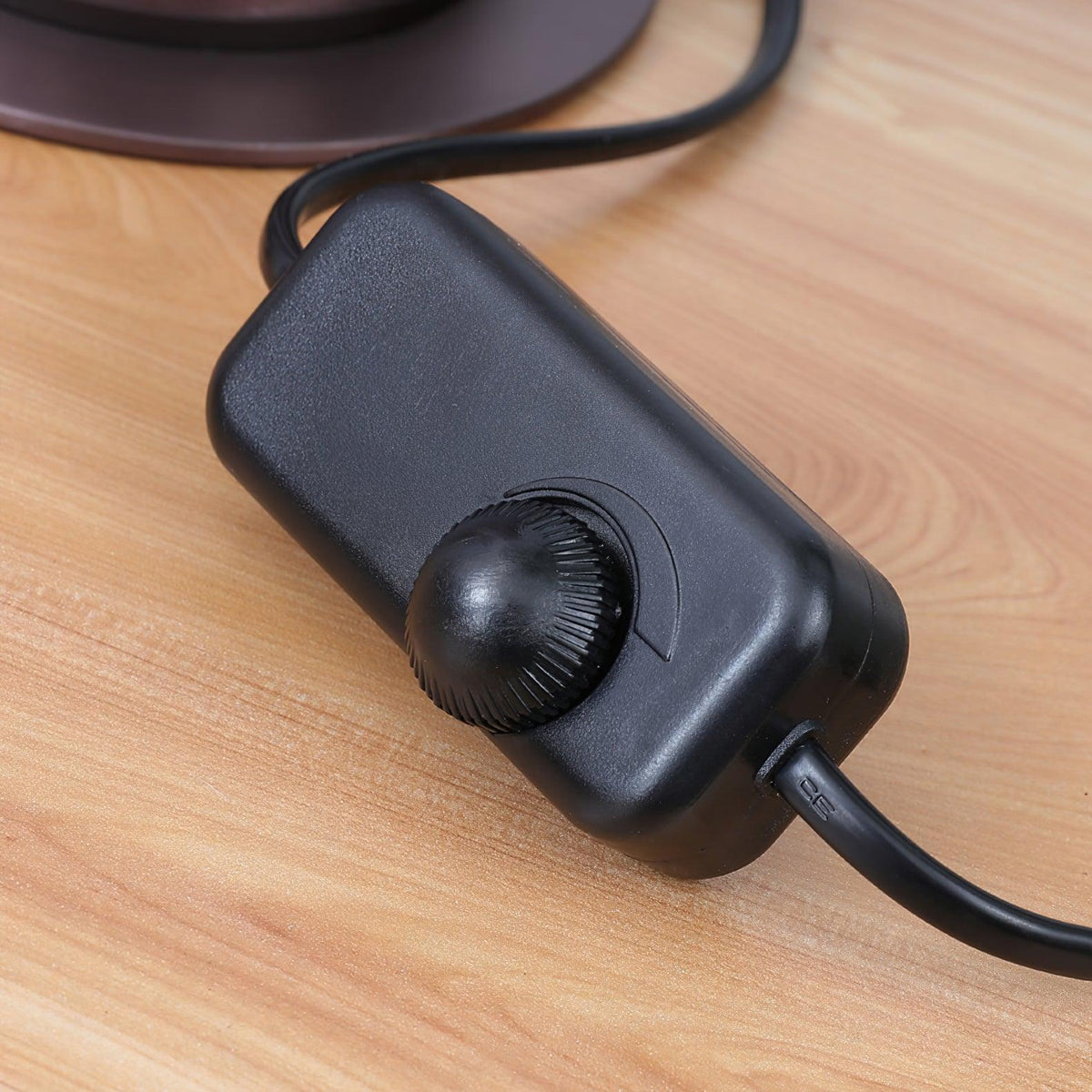 Feralielle lámpara de mesa minimalista de acero