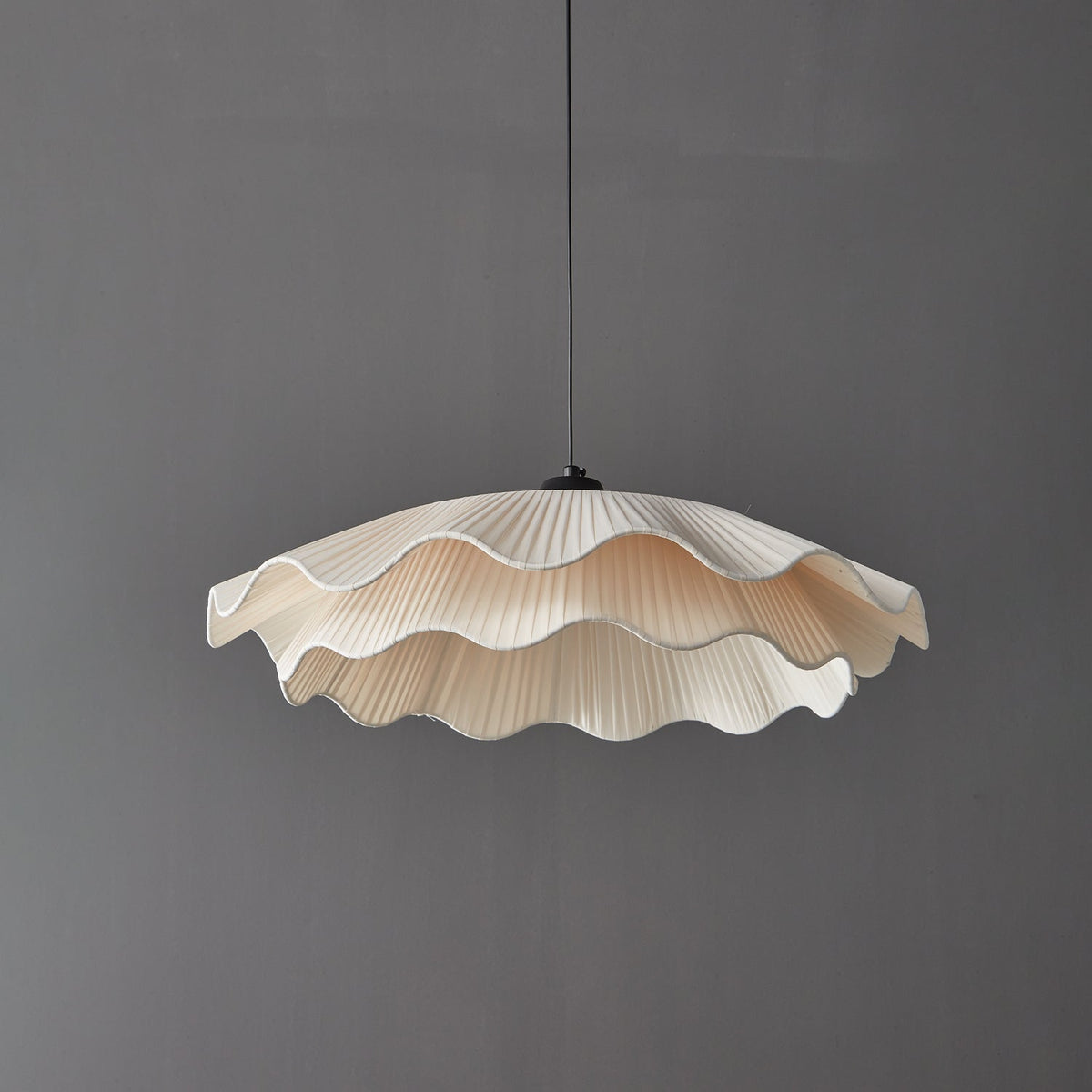 Ellorel lámpara colgante elegancia onda de latón con pantalla de tejido