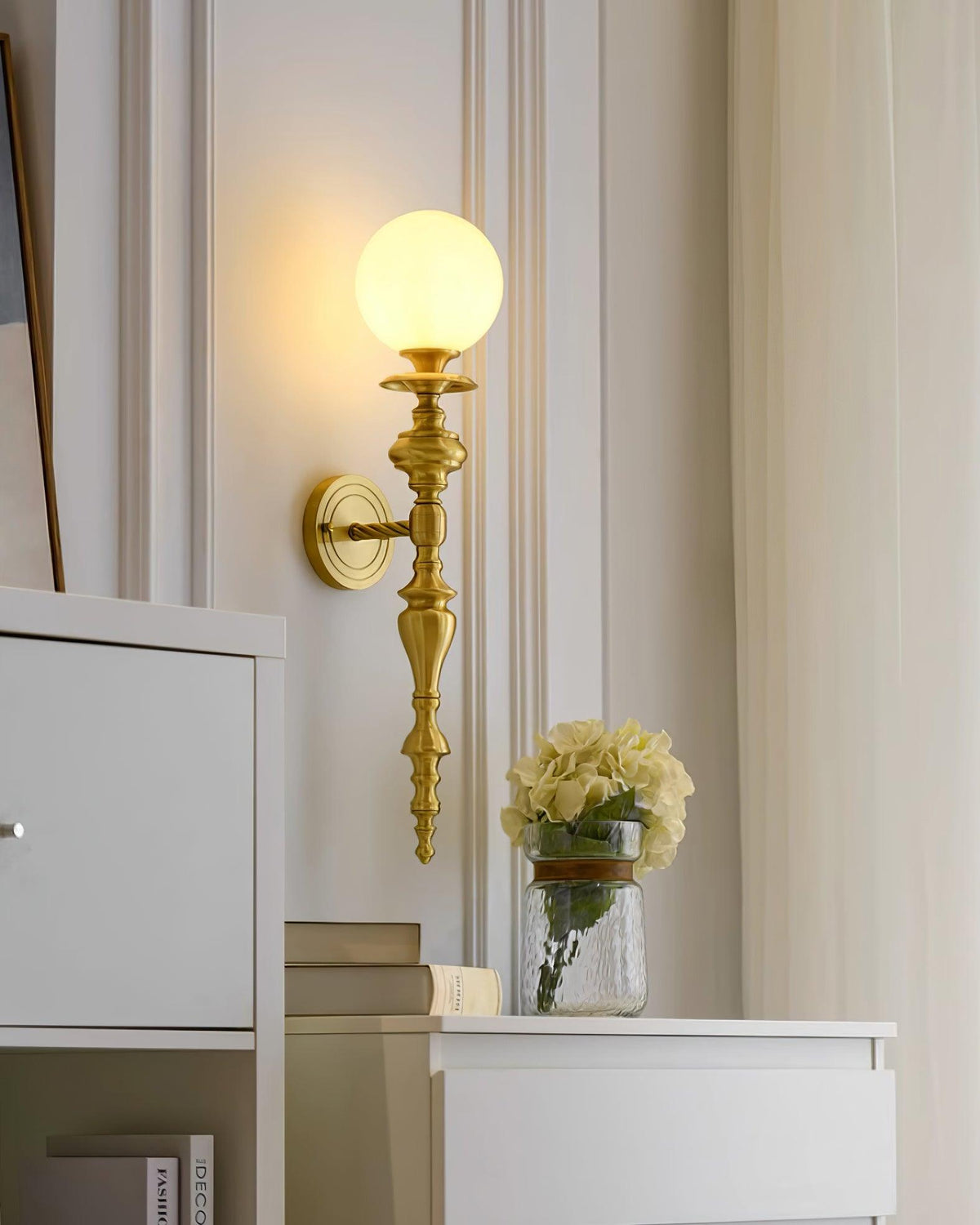 Aplique de pared con cuerpo esculpido en latón y pantalla esférica clásica y elegante esfera