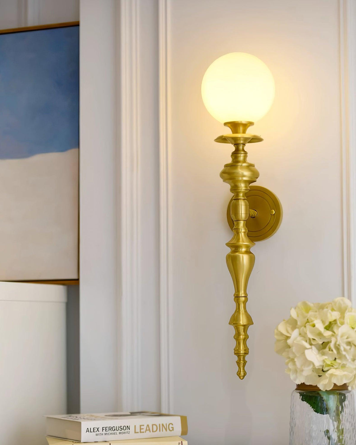 Aplique de pared con cuerpo esculpido en latón y pantalla esférica clásica y elegante esfera