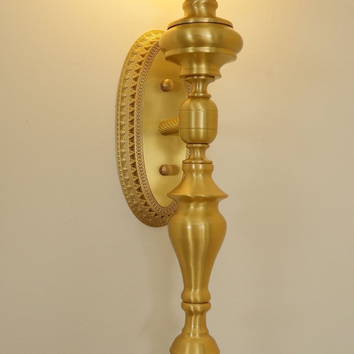 Aplique de pared con cuerpo esculpido en latón y pantalla esférica clásica y elegante esfera