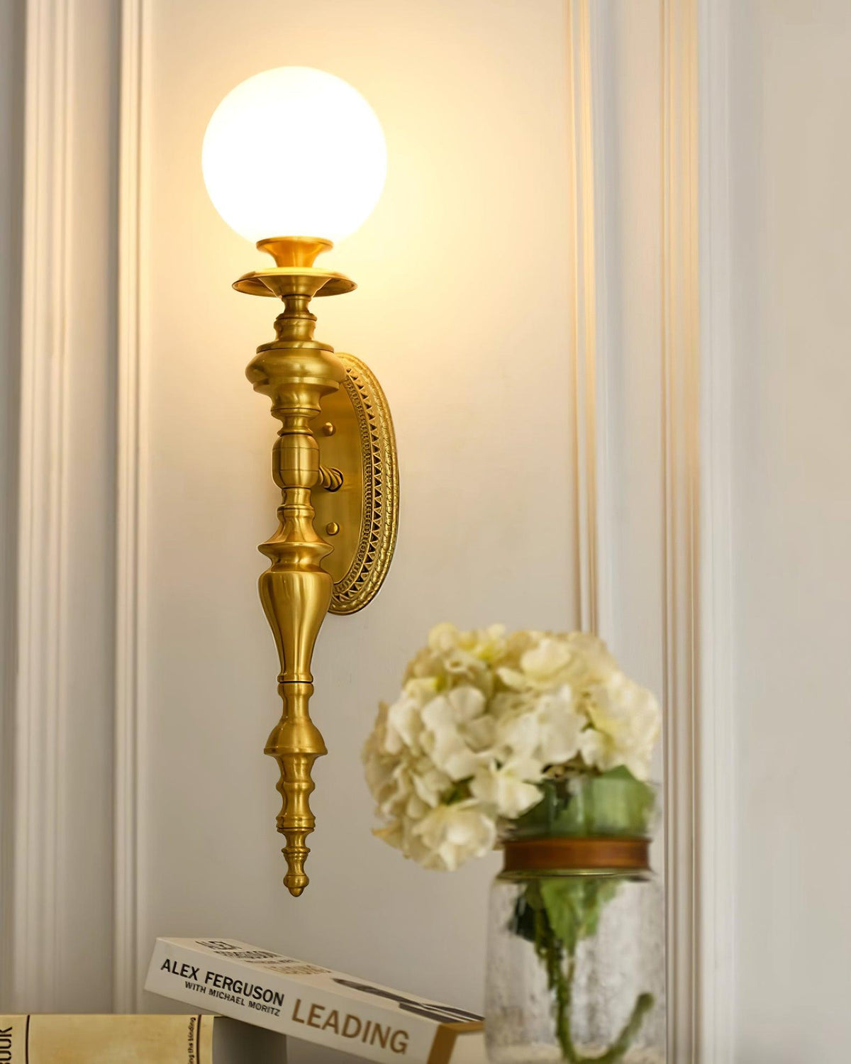 Aplique de pared con cuerpo esculpido en latón y pantalla esférica clásica y elegante esfera