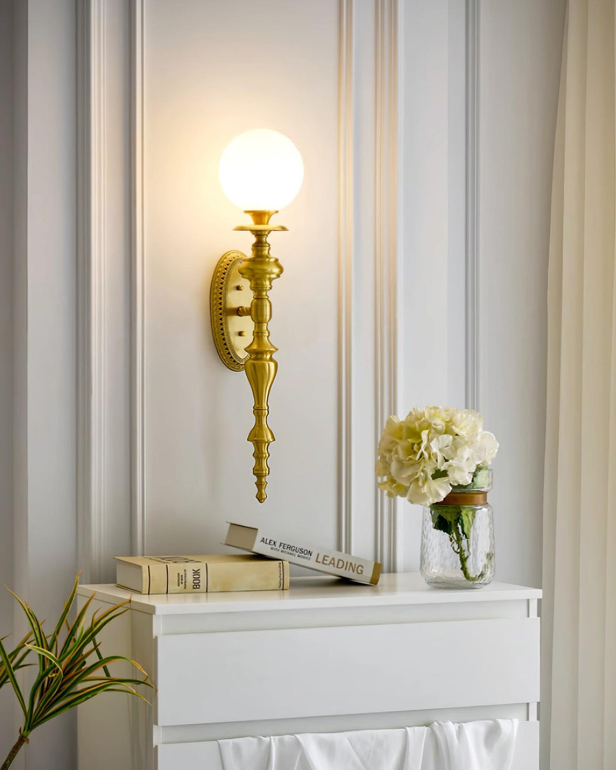 Aplique de pared con cuerpo esculpido en latón y pantalla esférica clásica y elegante esfera