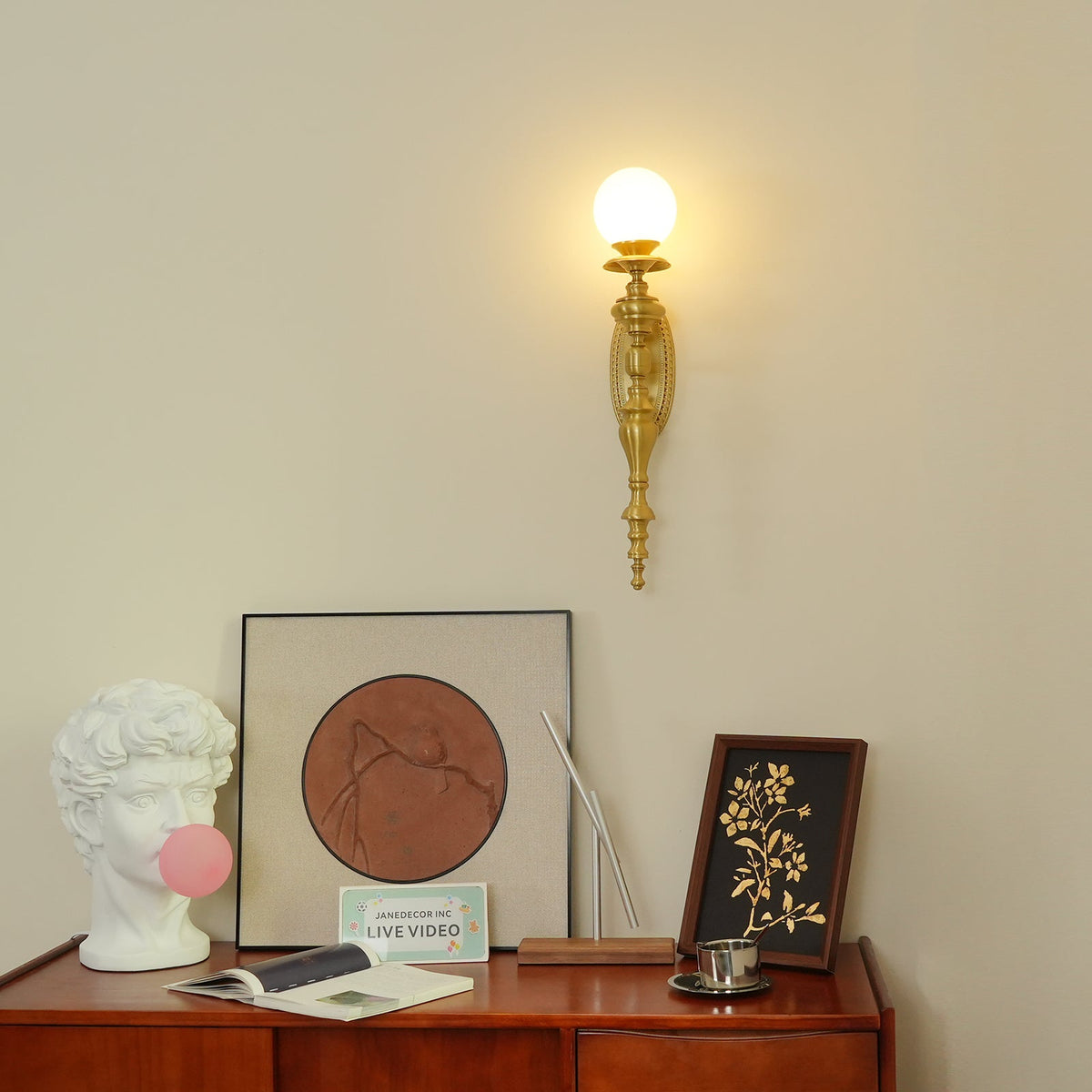 Aplique de pared con cuerpo esculpido en latón y pantalla esférica clásica y elegante esfera