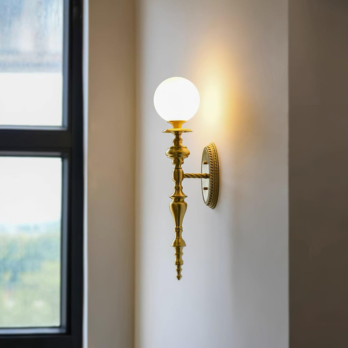 Aplique de pared con cuerpo esculpido en latón y pantalla esférica clásica y elegante esfera