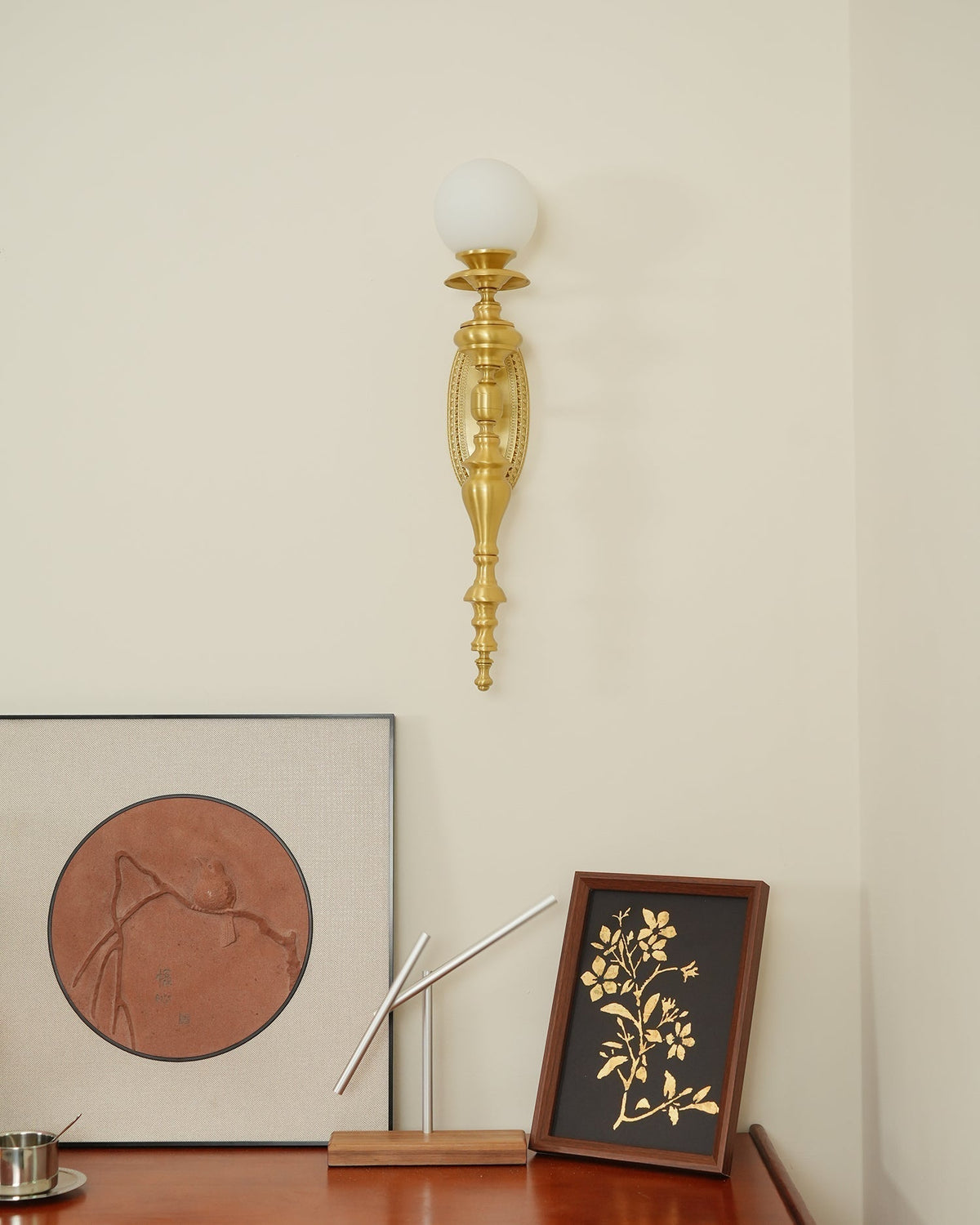 Aplique de pared con cuerpo esculpido en latón y pantalla esférica clásica y elegante esfera