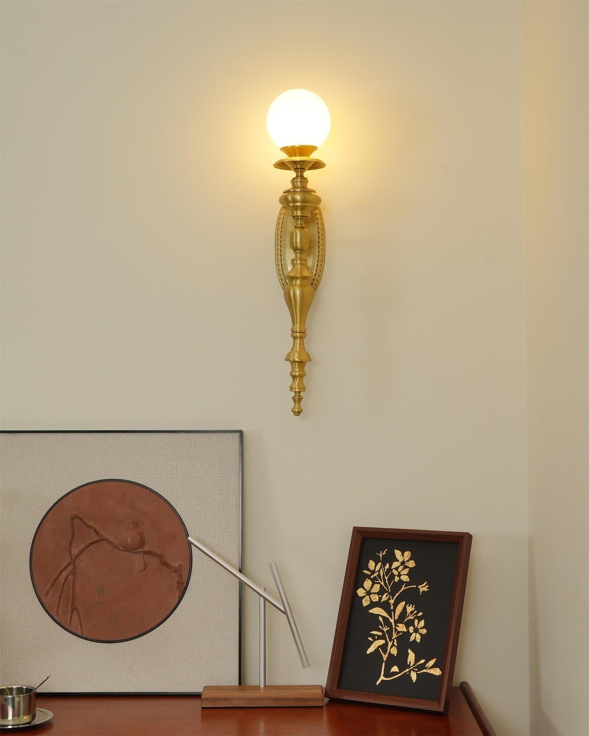 Aplique de pared con cuerpo esculpido en latón y pantalla esférica clásica y elegante esfera