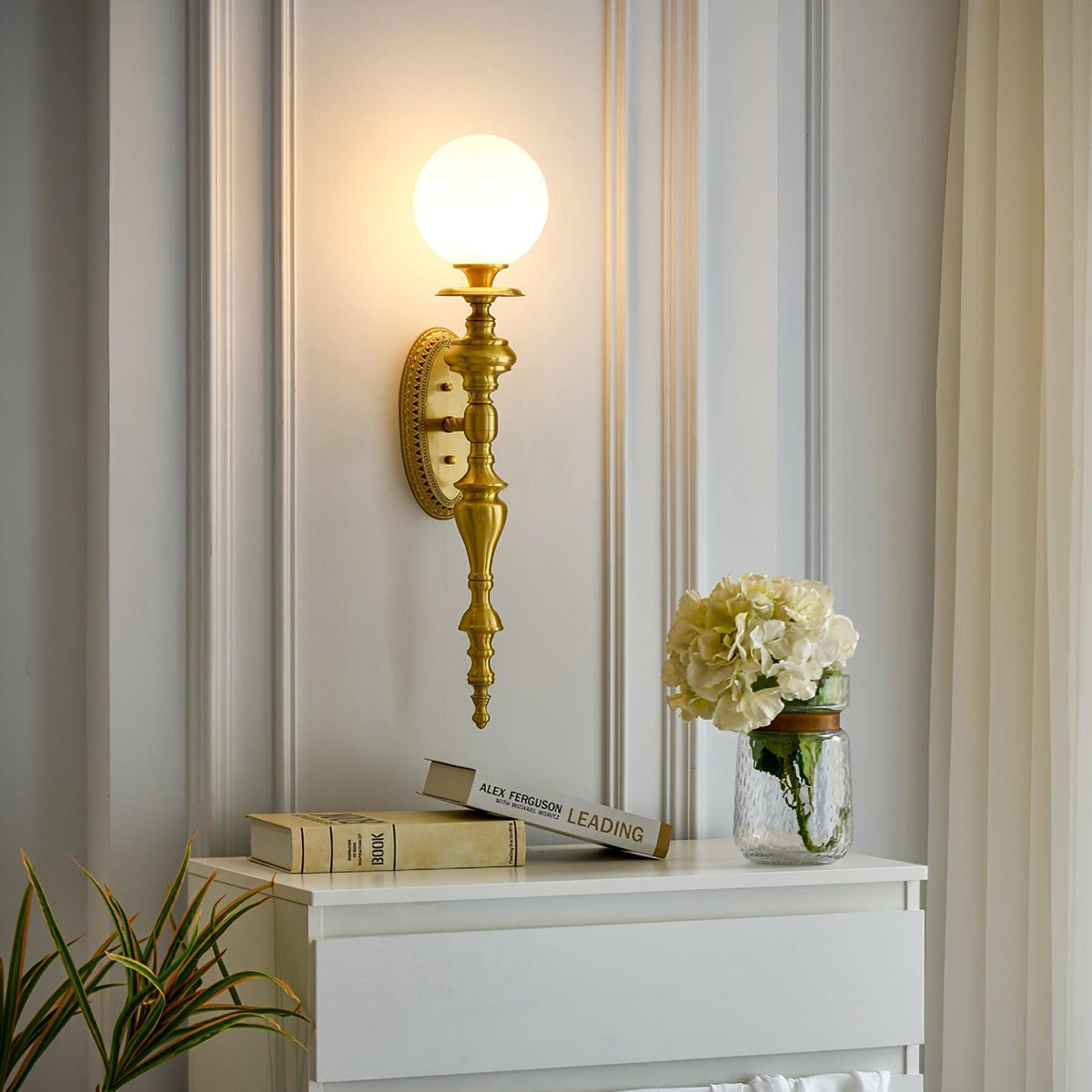 Aplique de pared con cuerpo esculpido en latón y pantalla esférica clásica y elegante esfera