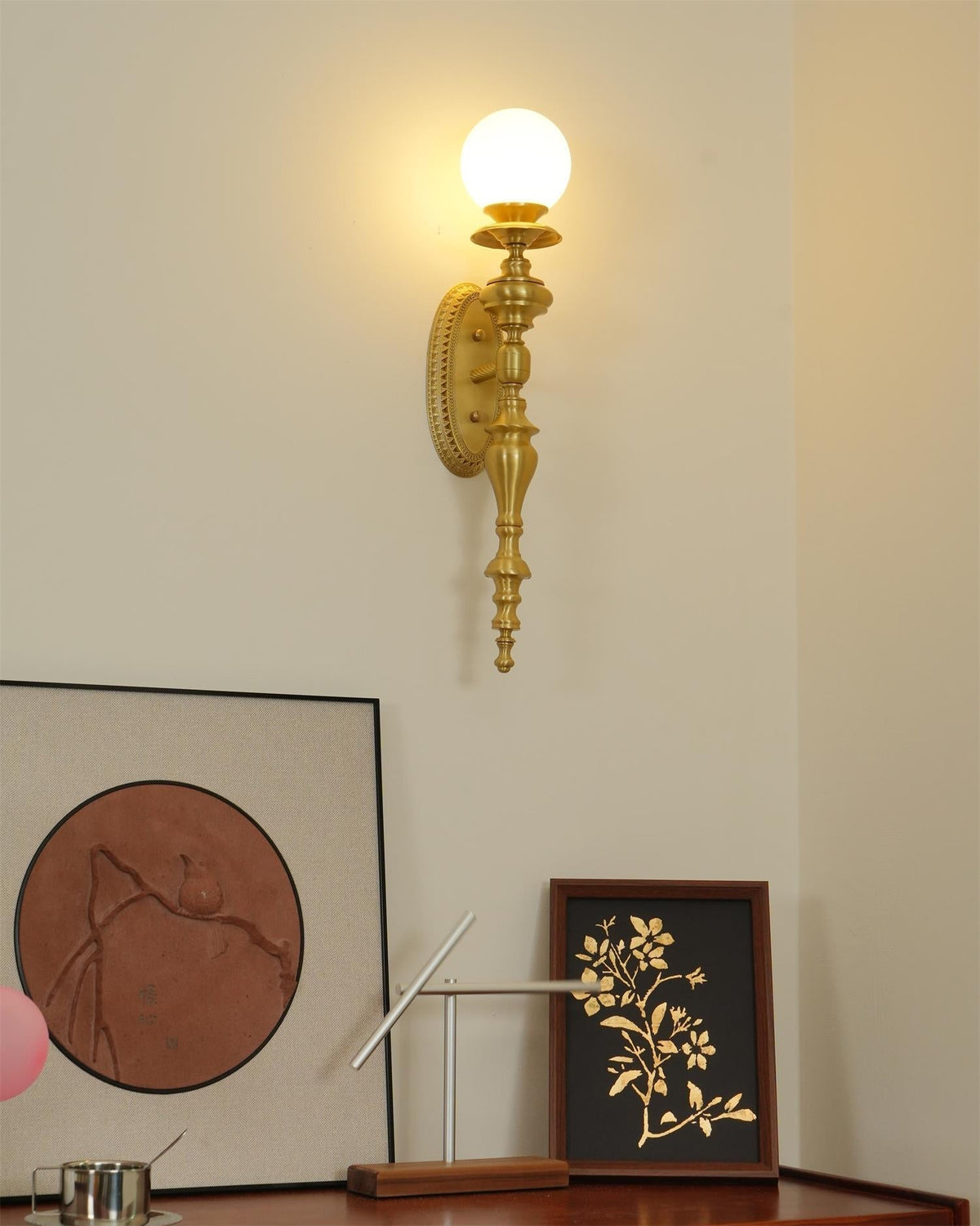 Aplique de pared con cuerpo esculpido en latón y pantalla esférica clásica y elegante esfera