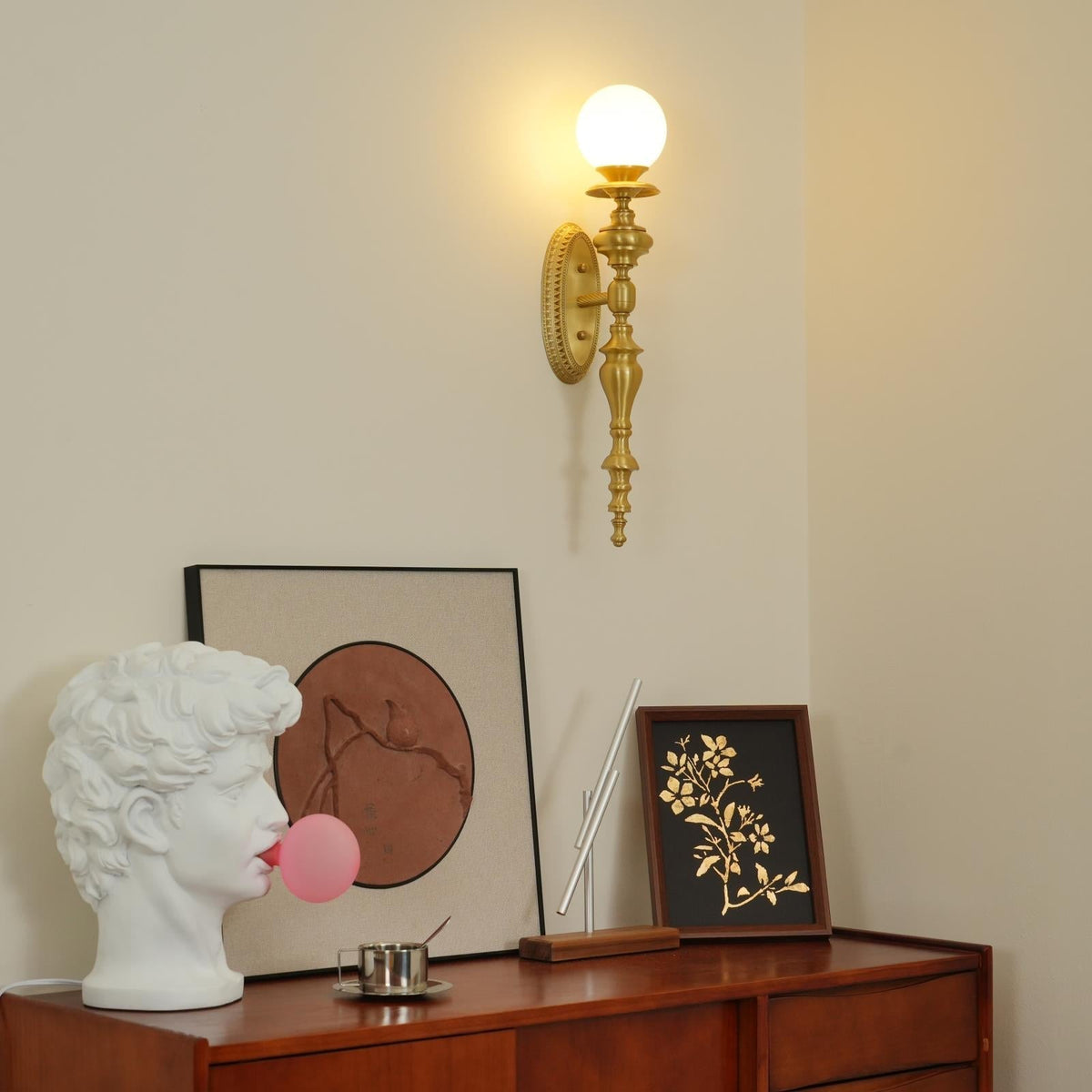 Aplique de pared con cuerpo esculpido en latón y pantalla esférica clásica y elegante esfera