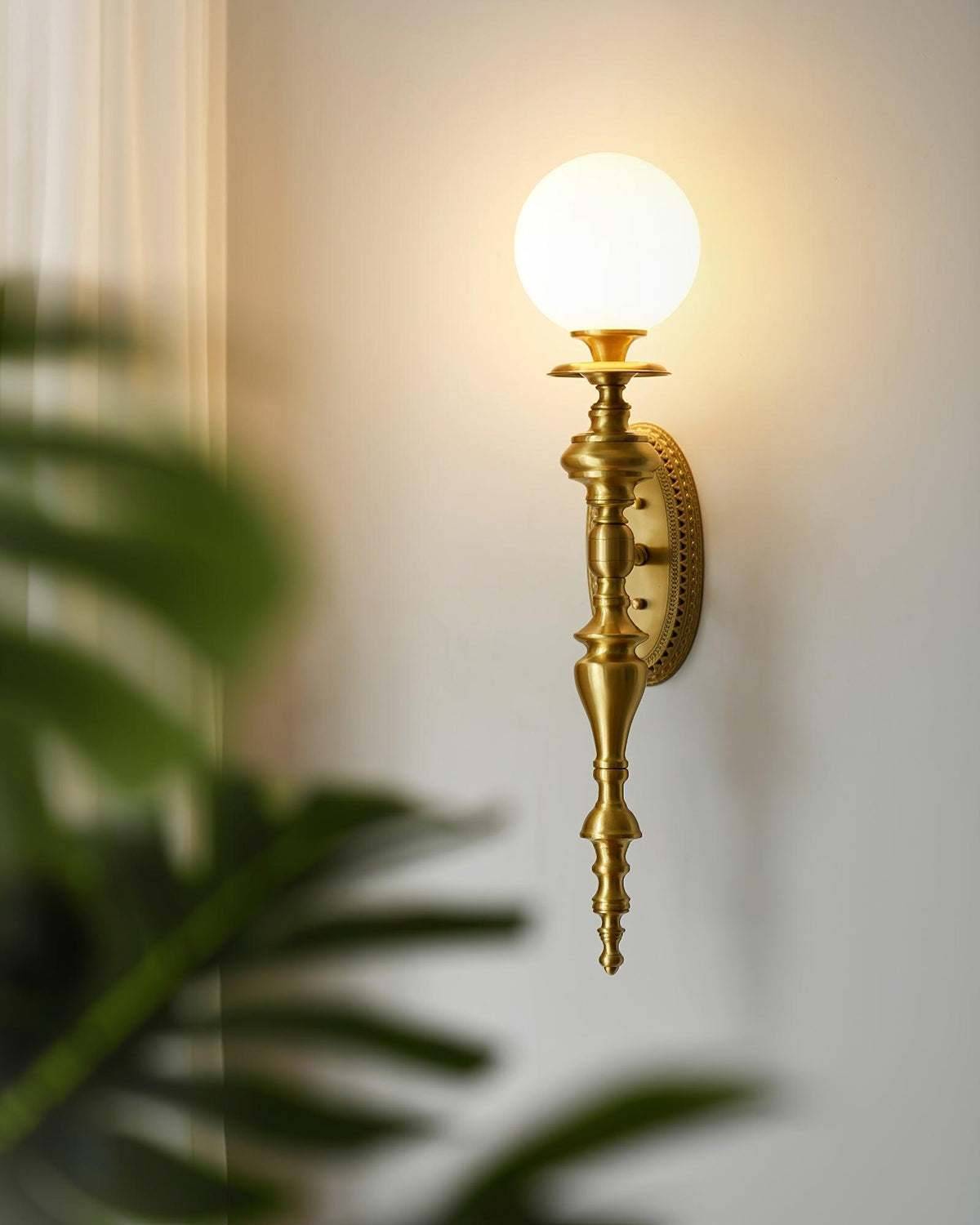 Aplique de pared con cuerpo esculpido en latón y pantalla esférica clásica y elegante esfera