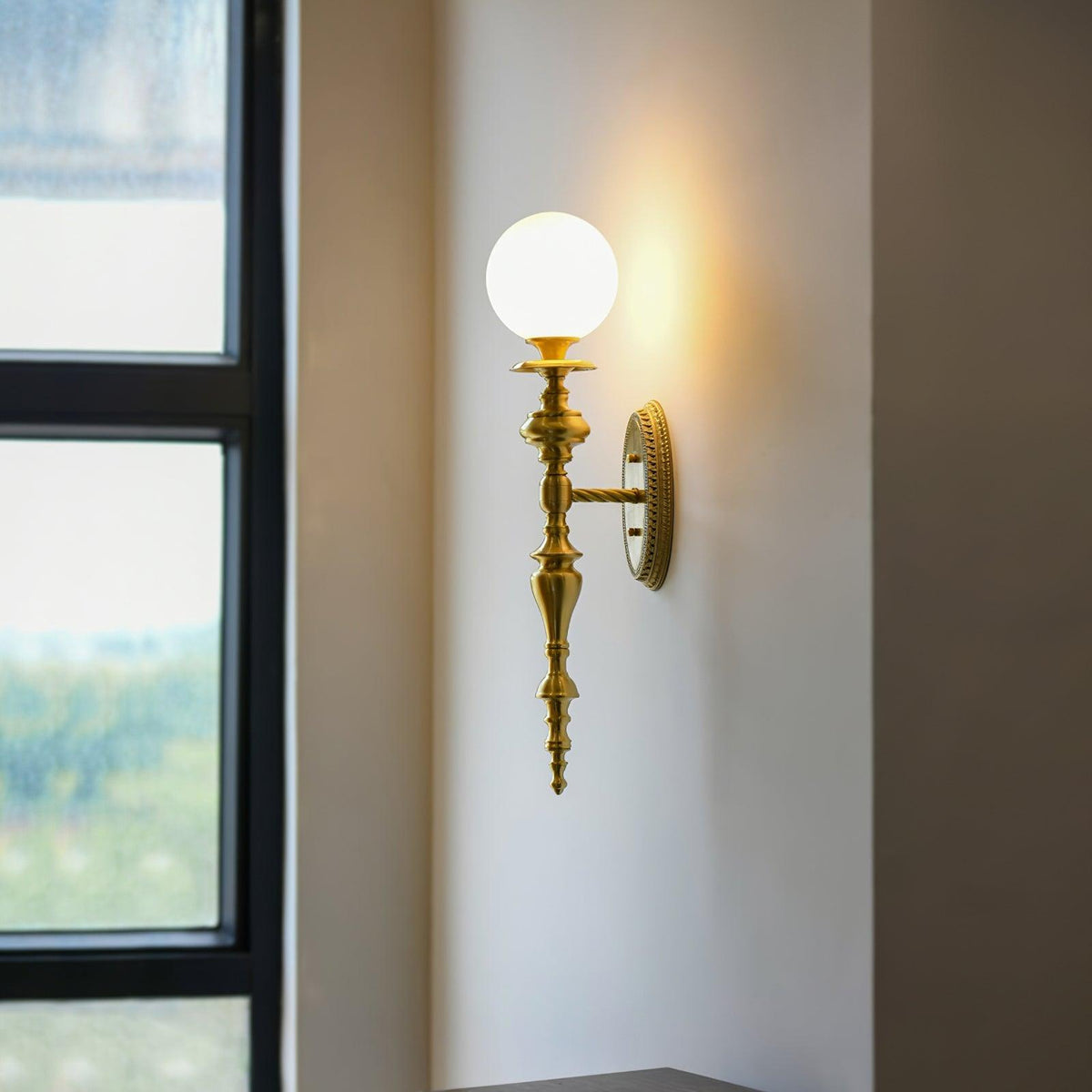 Aplique de pared con cuerpo esculpido en latón y pantalla esférica clásica y elegante esfera