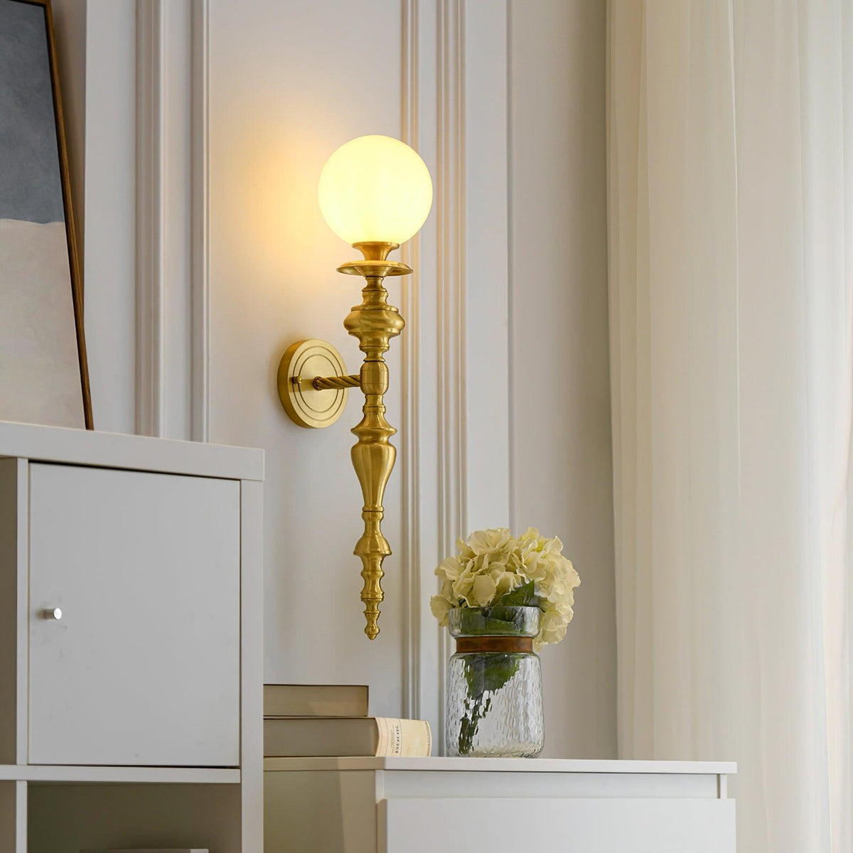 Aplique de pared con cuerpo esculpido en latón y pantalla esférica clásica y elegante esfera