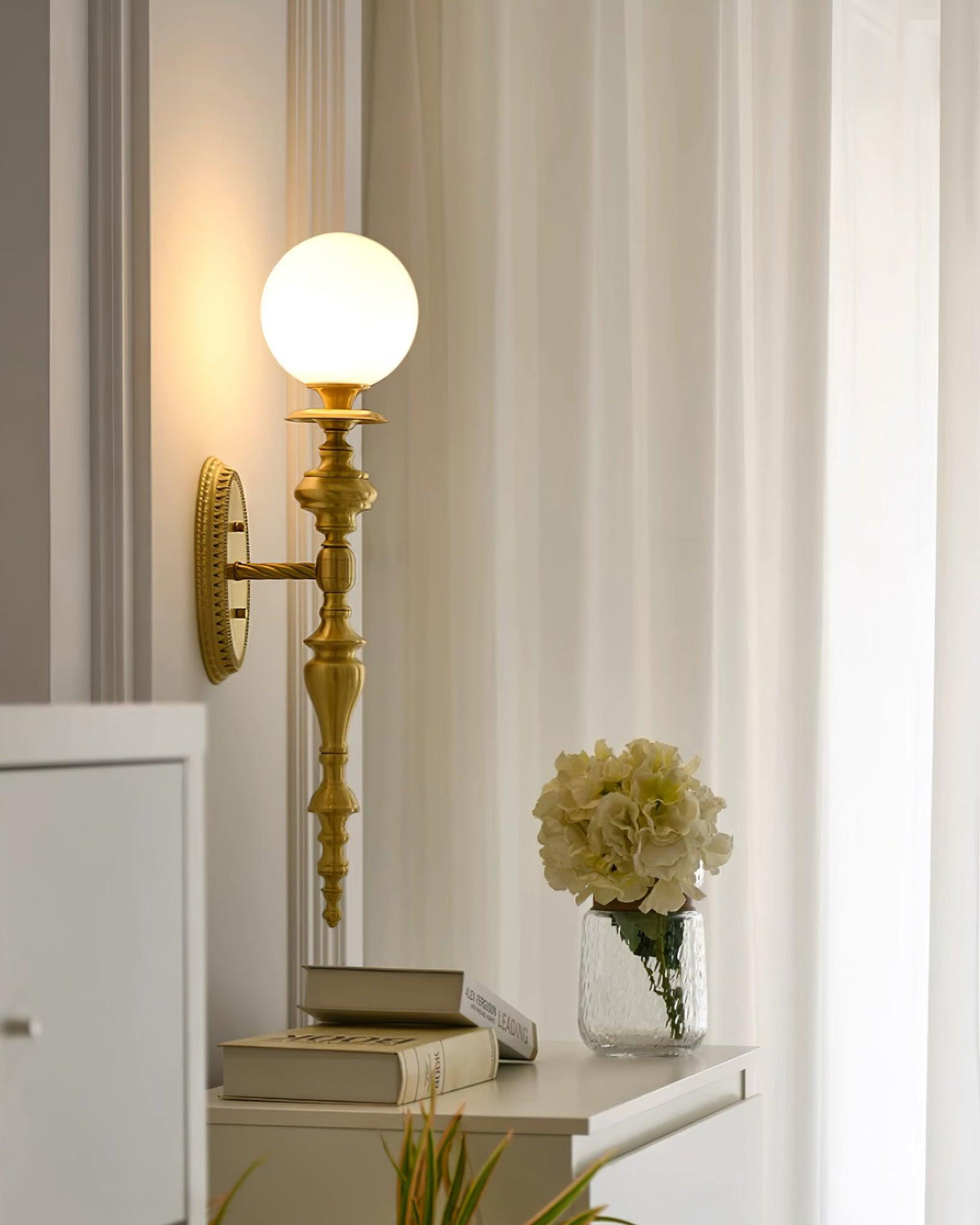 Aplique de pared con cuerpo esculpido en latón y pantalla esférica clásica y elegante esfera