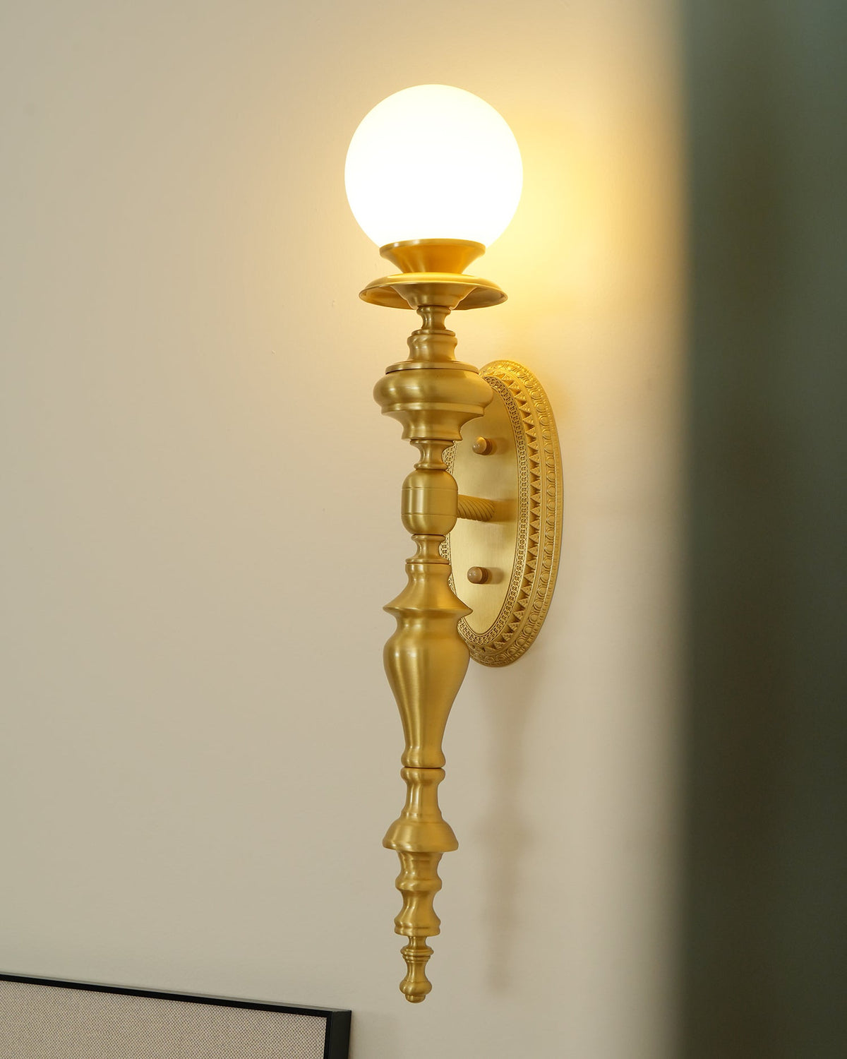 Aplique de pared con cuerpo esculpido en latón y pantalla esférica clásica y elegante esfera