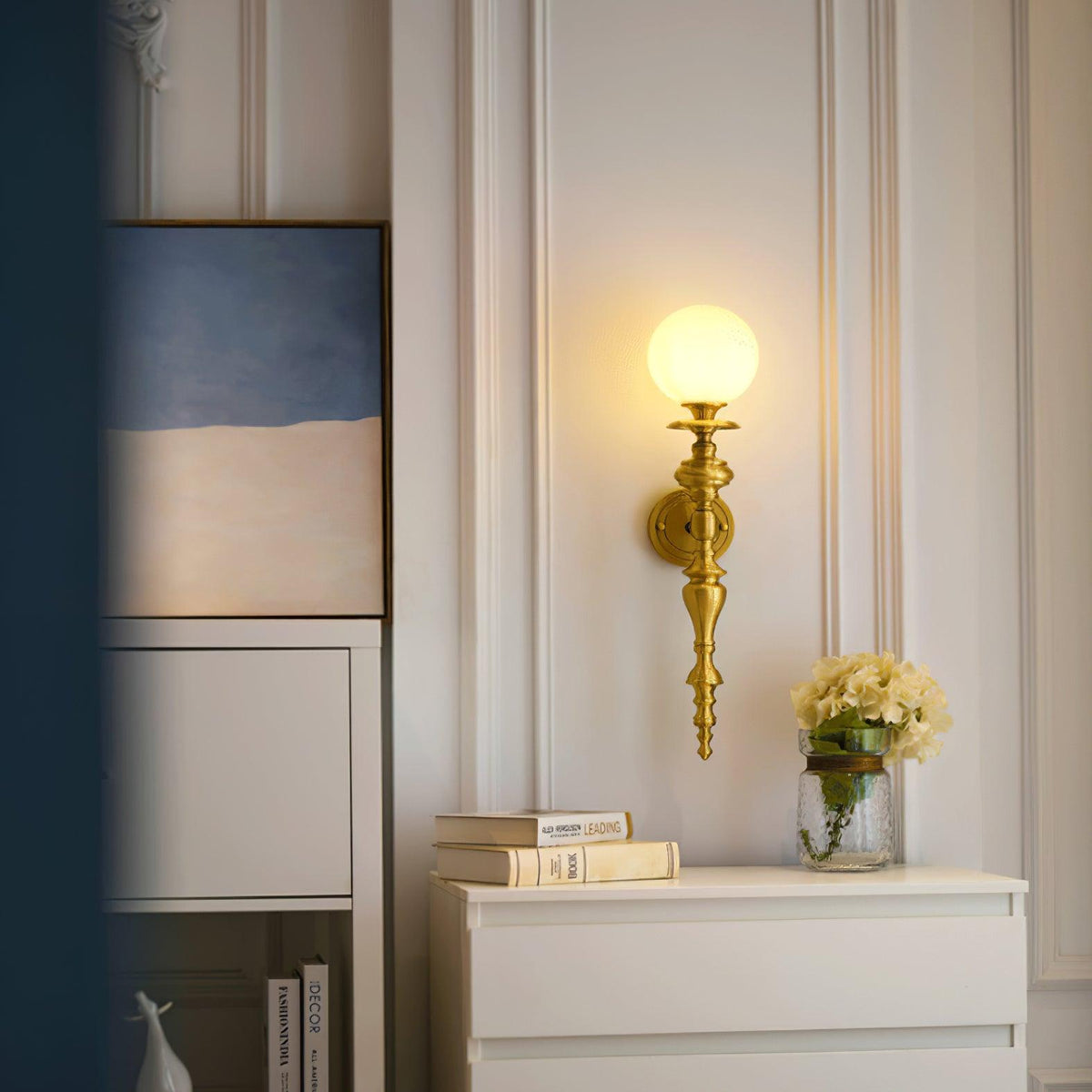 Aplique de pared con cuerpo esculpido en latón y pantalla esférica clásica y elegante esfera
