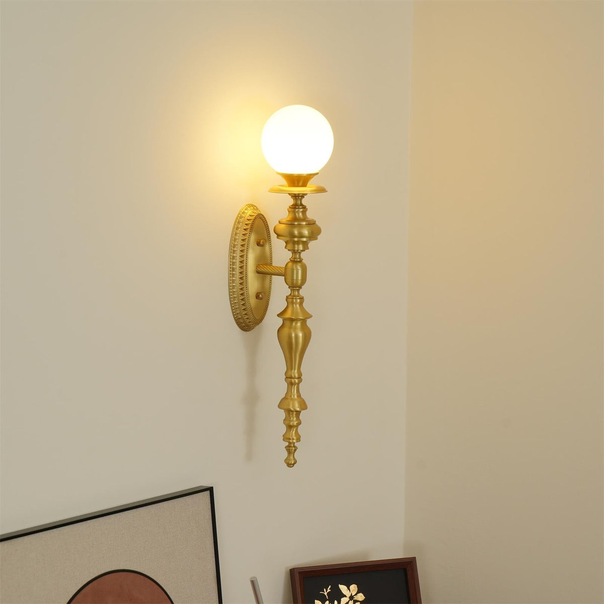 Aplique de pared con cuerpo esculpido en latón y pantalla esférica clásica y elegante esfera