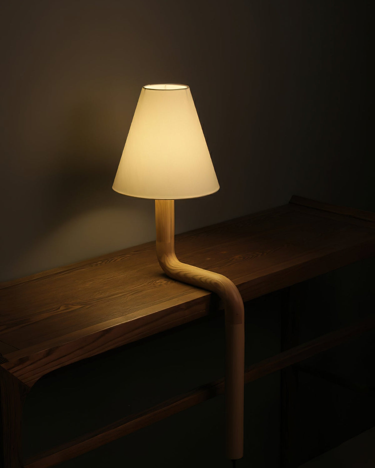 Syleielle lámpara de mesa de madera curva